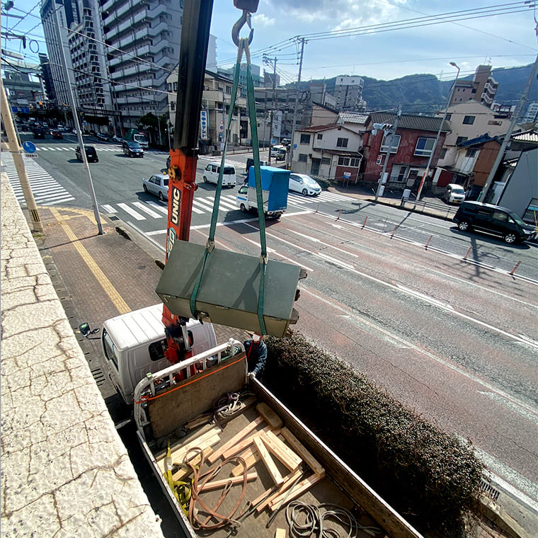 クレーンを使った金庫回収